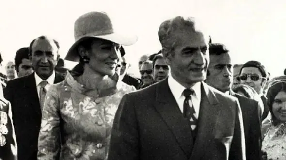 عکس سفر در زمان / فرح دیبا و شاه در جوار مردم تایلند /   سال 1339