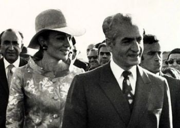 عکس سفر در زمان / فرح دیبا و شاه در جوار مردم تایلند /   سال 1339