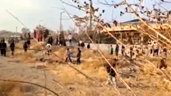 فیلم ازدحام شدید هواداران و تلاش برای ورود غیرمجاز