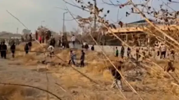 فیلم ازدحام شدید هواداران و تلاش برای ورود غیرمجاز