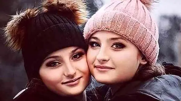 فیلم /  سکانس جذاب و خنده آور سریال پایتخت با بازی سارا و نیکا دختران پرحاشیه ! / جایشان خالیست