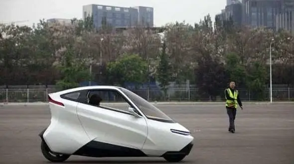 چینی ها خودروی بدون فرمان و پدال ساختند