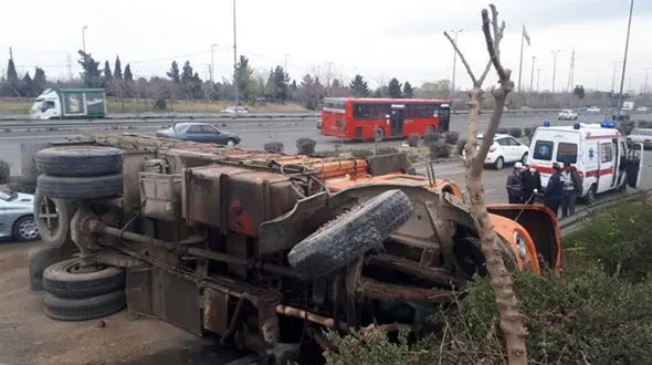 بسته شدن جاده ایلام به مهران توسط تریلی بزرگ / ماشین ها در ترافیک ماندند