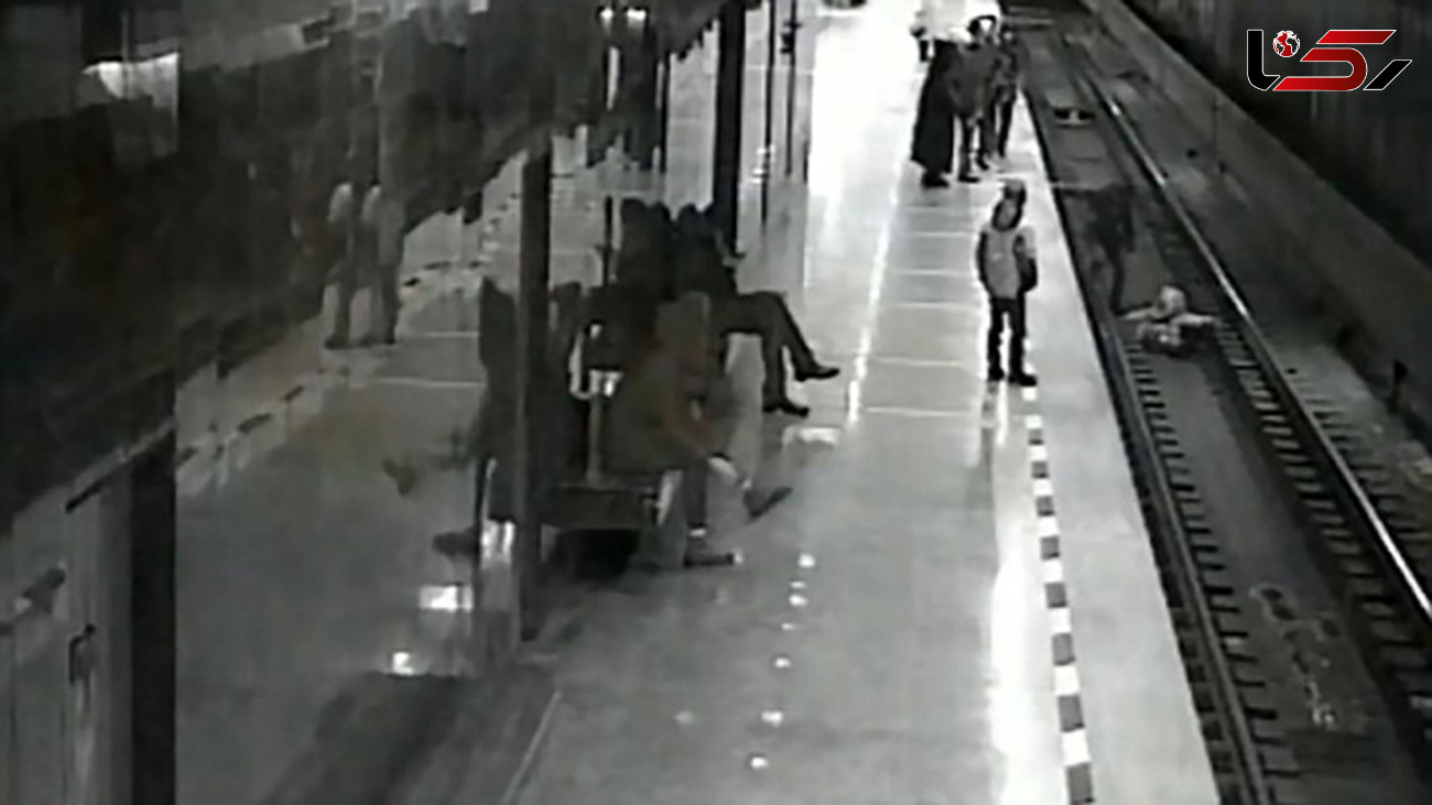 لحظه سقوط پسربچه 8 ساله روی ریل مترو +فیلم و عکس