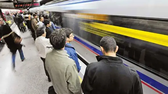  زن جوان خود را جلوی قطار مترو کرج انداخت