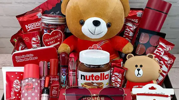 روز ولنتاین کی است؟ تاریخچه و جزئیات کامل / پرسش و پاسخ + انتخاب هدیه مناسب ولنتاین