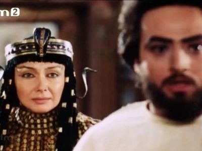 فیلم /  سکانس عاشقانه های هوس آلود  زلیخا با یوزارسیف / کتایون ریاحی با صدای وسوسه آمیز : عشق کار دله دلیل و منطق نمی شناسه ... / تو عاشقم شدی ...