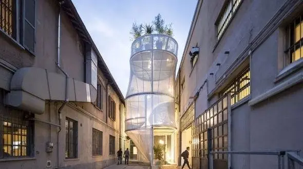 خانه ۵۰ متری متحرک با دیوارهای شفاف +عکس