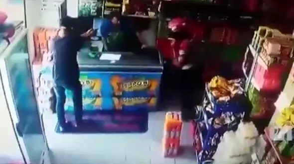مقاومت فروشنده در مقابل سارقین مسلح به قیمت جانش تمام شد + فیلم