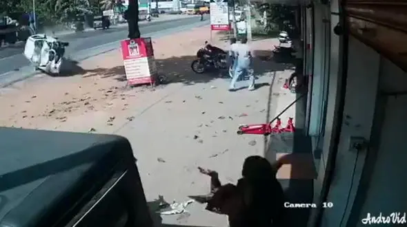 لحظه تصادف شاخ به شاخ موتور با یک ماشین+ فیلم