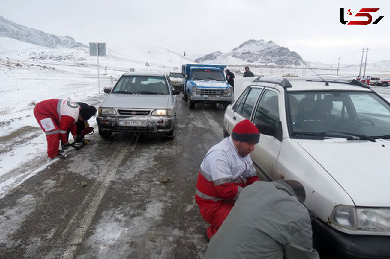 گرفتار شدن ۷۰ خودرو در برف و کولاک شهرکرد