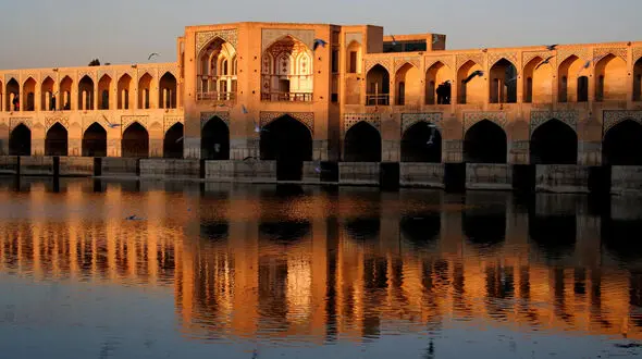 پل خواجو اصفهان را ببینیم، جایی که هنر و معماری صفوی به هم می‌رسند/ فیلم