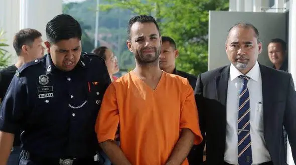  مرد ایرانی به خاطر کشیدن سیگار در هواپیما به زندان  محکوم شد + عکس