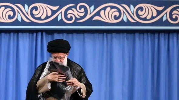 بوسه رهبر انقلاب بر پیراهن شهید ۴ ساله حادثه تروریستی اهواز +تصاویر
