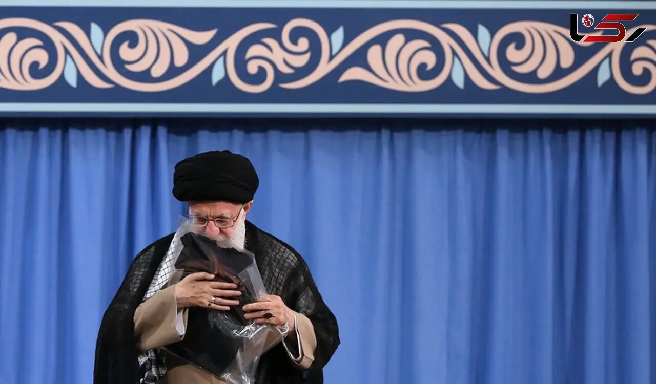 بوسه رهبر انقلاب بر پیراهن شهید ۴ ساله حادثه تروریستی اهواز +تصاویر
