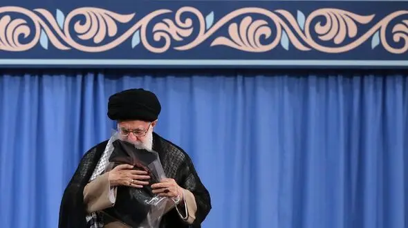 بوسه رهبر انقلاب بر پیراهن شهید ۴ ساله حادثه تروریستی اهواز +تصاویر
