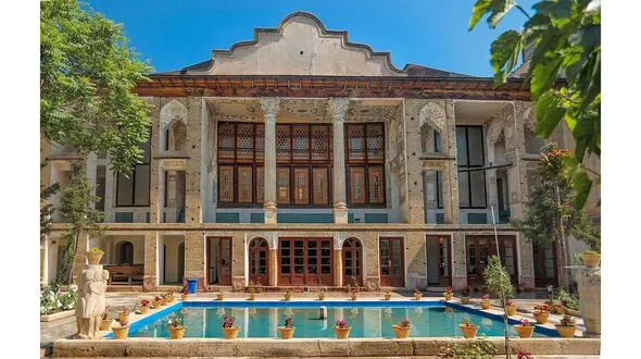 صاحب نفیس ترین خانه تهران کیست؟ + عکس های خانه امام جمعه !
