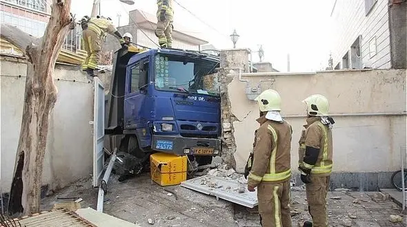 برخورد  کامیون به دیوار خانه مسکونی در خیابان شریعتی