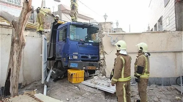 برخورد  کامیون به دیوار خانه مسکونی در خیابان شریعتی