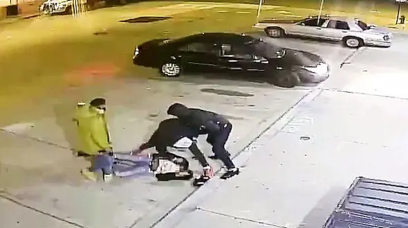 بی هوش شدن مرد جوان زیر کتک های 3دزدمسلح+فیلم و عکس