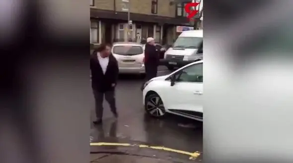 حمله وحشیانه اراذل و اوباش به یک فست فودی +فیلم وعکس