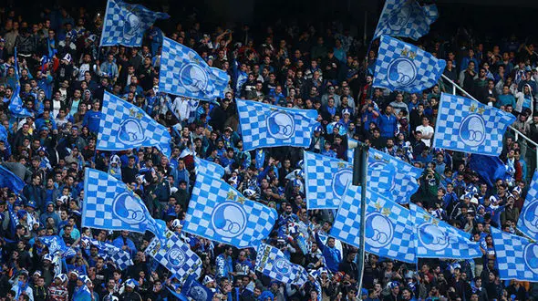 حمله هواداران استقلال به باشگاه به خاطر مجری پرسپولیسی 