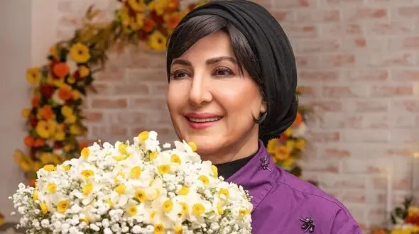فیلم / نگاهی به دکوراسیون آلاچیق چوبی و دلبرانه روف گاردن خانه فاطمه گودرزی /  از نورپردازی به سبک کافی‌شاپ‌ها تا پرده‌هایی به سبک خانه‌های سوئیسی