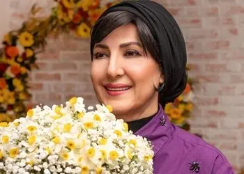 فیلم / نگاهی به دکوراسیون آلاچیق چوبی و دلبرانه روف گاردن خانه فاطمه گودرزی /  از نورپردازی به سبک کافی‌شاپ‌ها تا پرده‌هایی به سبک خانه‌های سوئیسی ...