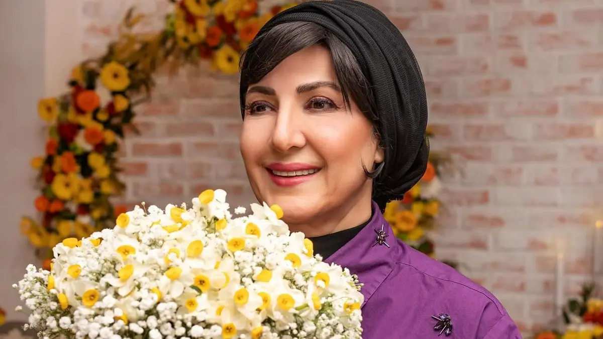 نگاهی به دکوراسیون آلاچیق چوبی و دلبرانه روف گاردن خانه فاطمه گودرزی / از نورپردازی به سبک کافی‌شاپ‌ها تا پرده‌هایی به سبک خانه‌های سوئیسی ...