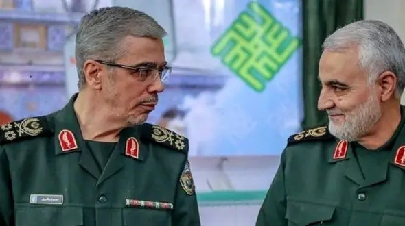 عکس سردار باقری در 22 سالگی در کنار مادر بر سر مزار برادرش «حسن باقری»؛ سال 1361