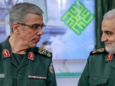 عکس سردار باقری در 22 سالگی در کنار مادر بر سر مزار برادرش «حسن باقری»؛ سال 1361