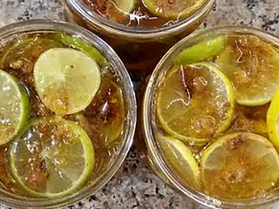 طرز تهیه 7 نوشیدنی خانگی برای افزایش انرژی و تقویت بدن؛ از اسموتی خرما تا شیر زعفران