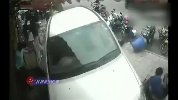 لحظه زیر گرفته شدن ده‌ها عابر توسط راننده ناشی+ فیلم
