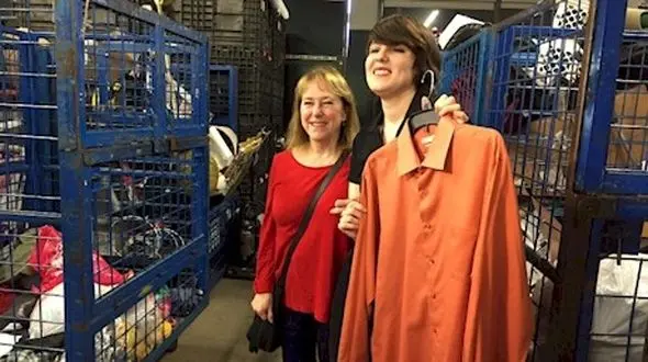 کارمند شرکت کاریابی 8 هزار دلار درون یک پیراهن مردانه پیدا کرد