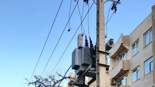 پرت شدن سارق کابل بعد از انفجار شدید / این سارق برق یک منطقه مشهد را قطع کرد
