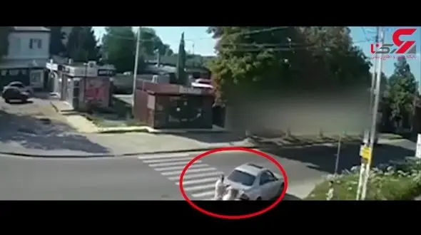 اقدام وحشیانه یک راننده با عابر اوکراینی! + فیلم 