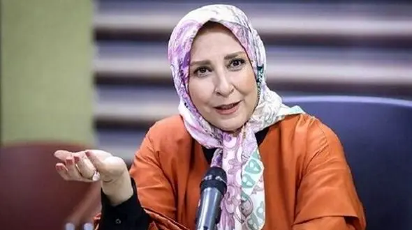 نگاهی به دکوراسیون لاکچری و منحصربفرد منزل مرجانه گلچین در ورودی خانه اش / از مجسمه چوبی عجیب تا کتابخانه و آباژور کلاسیک!