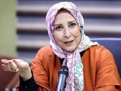 نگاهی به دکوراسیون لاکچری و منحصربفرد منزل مرجانه گلچین در ورودی خانه اش / از مجسمه چوبی عجیب تا کتابخانه و آباژور کلاسیک!