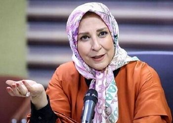 نگاهی به دکوراسیون لاکچری و منحصربفرد منزل مرجانه گلچین در ورودی خانه اش / از مجسمه چوبی عجیب تا کتابخانه و آباژور کلاسیک!