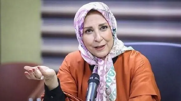نگاهی به دکوراسیون لاکچری و منحصربفرد منزل مرجانه گلچین در ورودی خانه اش / از مجسمه چوبی عجیب تا کتابخانه و آباژور کلاسیک!