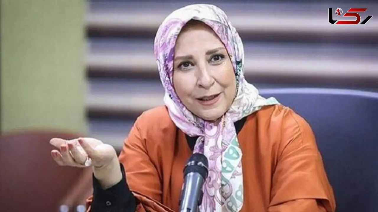 نگاهی به دکوراسیون لاکچری و منحصربفرد منزل مرجانه گلچین در ورودی خانه اش / از مجسمه چوبی عجیب تا کتابخانه و آباژور کلاسیک!