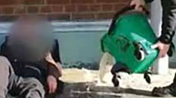 فیلم اقدام غیرانسانی ماموران پلیس راه آهن با مرد کارتن خواب جنجال به پا کرد+ تصویر