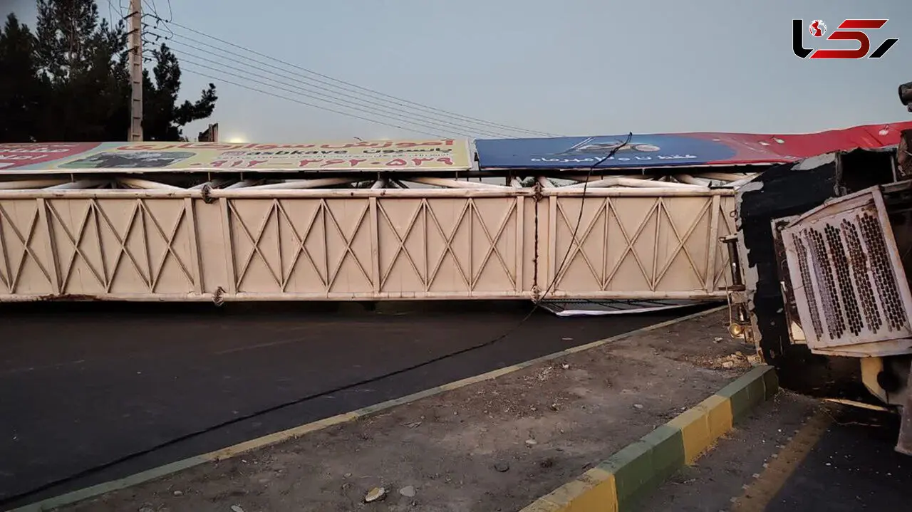 برخورد جرثقیل با پل عابرپیاده در صفادشت / 4 نفر مجروح شدند + عکس