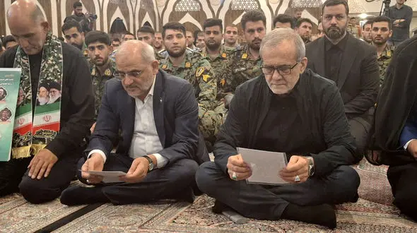 عکس حضور مسعود پزشکیان رئیس جمهور ایران در مراسم گرامیداشت شهدای جنگ 12 روزه فاتب