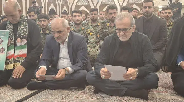 عکس حضور مسعود پزشکیان رئیس جمهور ایران در مراسم گرامیداشت شهدای جنگ 12 روزه فاتب