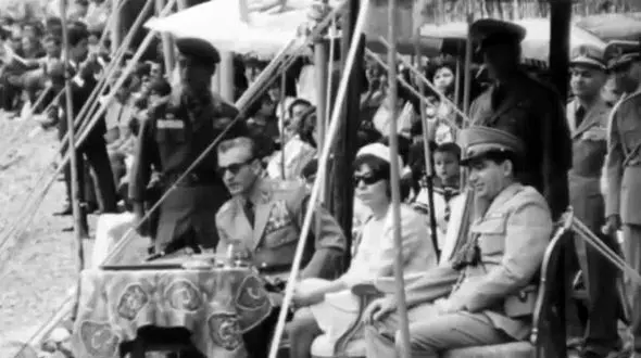 عکس سفر در ایام /  شاه و فرح در مانور نیروهای ویژه هوابرد در سد کرج، سال ۱۳۴۲