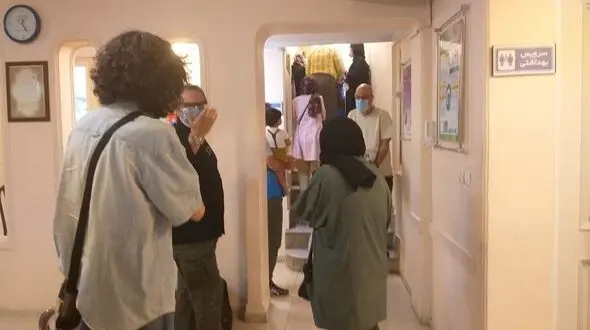 وزارت بهداشت در حال هم زدن آش شله قمکار ثبت نام واکسن کرونا / نام نویسی حضوری در حال انجام است + فیلم