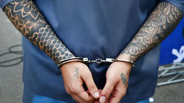 مخفیگاه هالیوودی دزد حرفه ای در پشت آینه دیواری خانه اش / عجیب ترین عملیات دستگیری در تهران