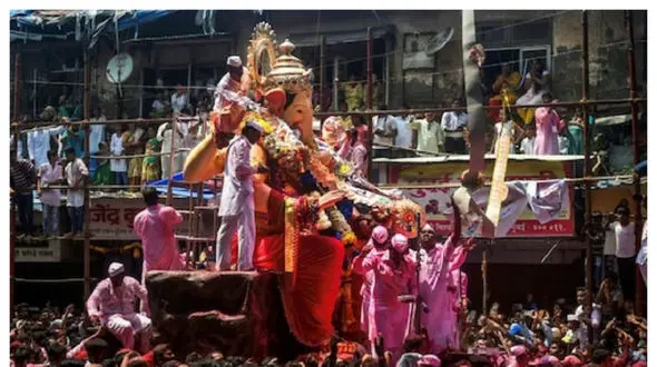 مراسم تشییع برای گاو مقدس + عکس