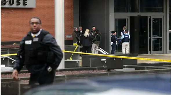 قتل زن جوان با شلیک گلوله اسلحه شوهرش جلوی دادگاه / مرد مسلح خودکشی کرد اما زنده ماند + عکس